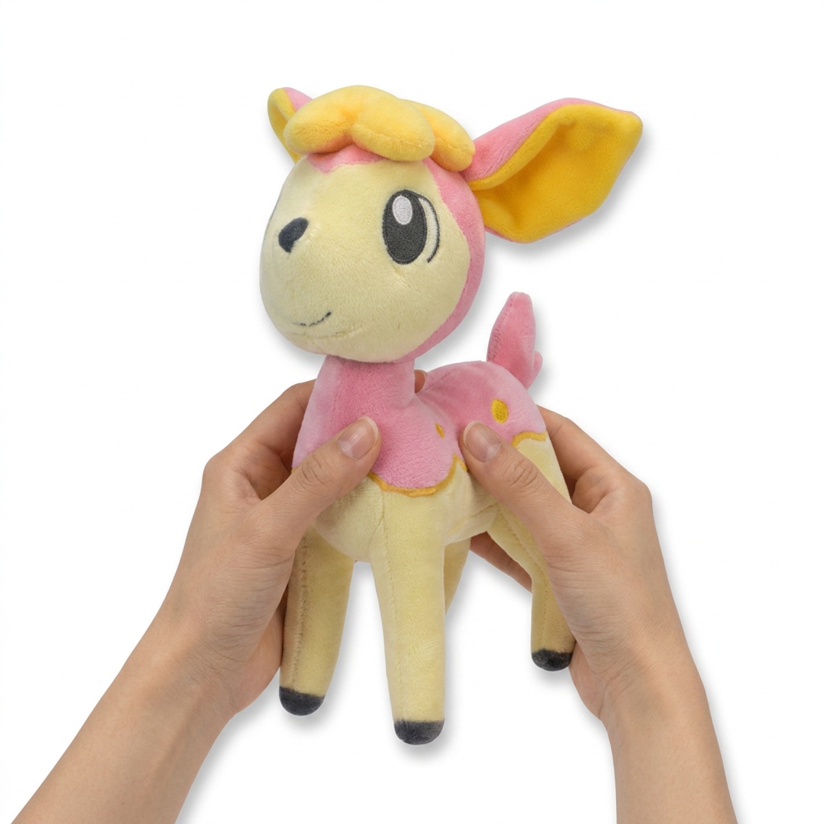 Peluche Vivaldaim tenue dans les mains