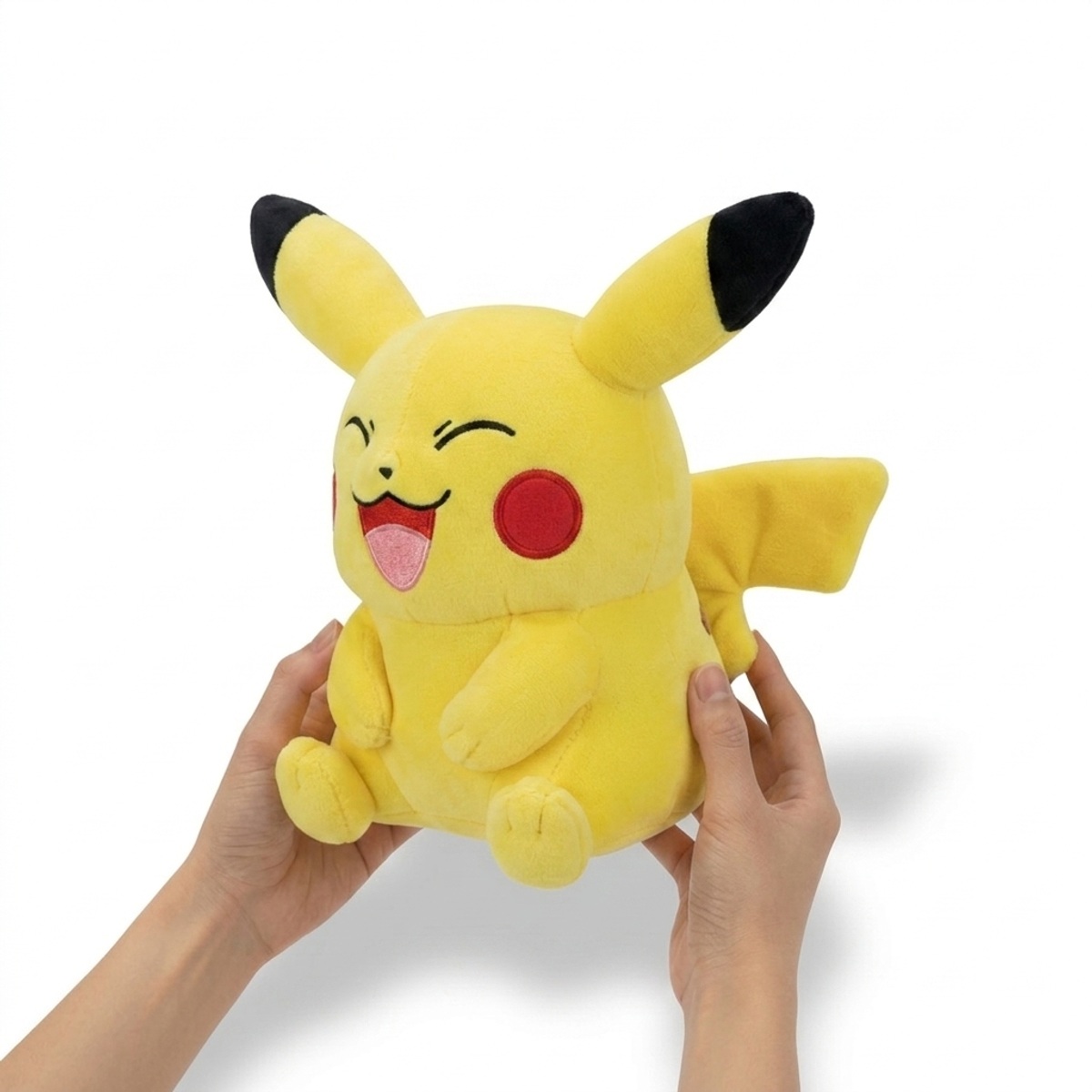 Peluche Pikachu qui rigole tenue dans les mains